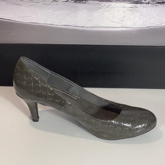 Comfort Plus By Predictions Gray Patent Reptile Embossed Comfort Pump Heel Sz 10 - Picture 6 of 11